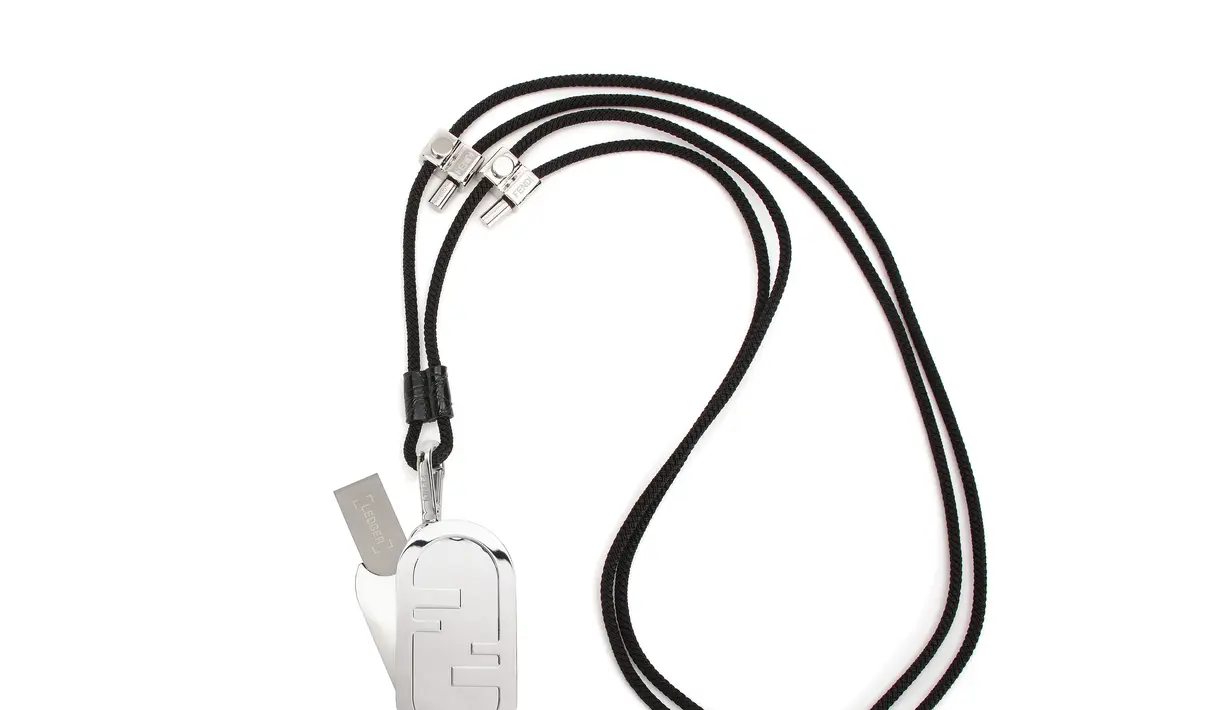 Terdapat laci engsel tersembunyi yang dapat dibuka dan ditutup dengan satu sentuhan.