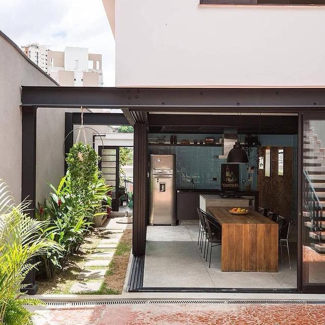 Desain Ruang Makan Semi Outdoor Paling Populer di 2024, Suasana Nyaman dan Lega