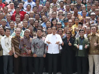 Presiden Joko Widodo didampingi Menteri Kelautan dan Perikanan Susi Pudjiastuti bersiap berfoto bersama perwakilan nelayan di Istana Negara, Jakarta, Selasa (8/5). (Liputan6.com/Angga Yuniar)