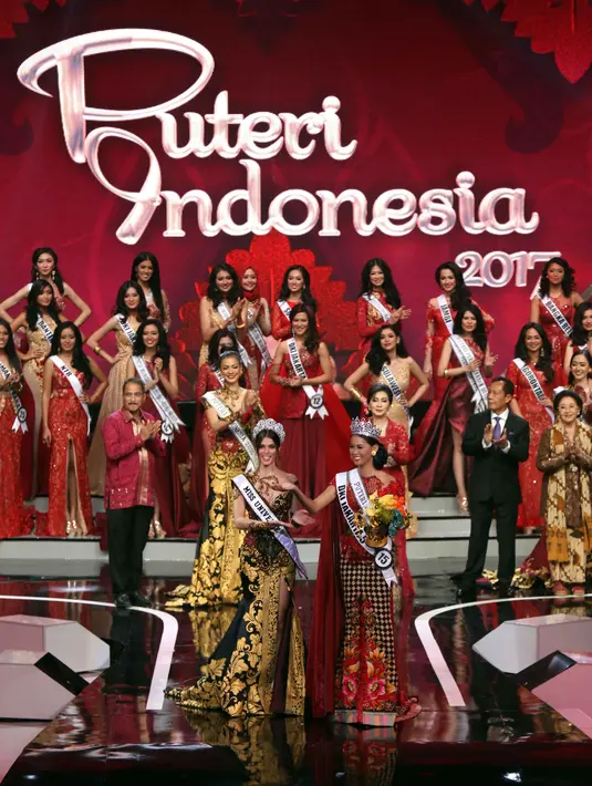 Sampai akhirnya salah satu juri naik ke atas panggung memberikan amplop yang bertuliskan nama pemenang. Choky Sitohang dan Zivanna Letisha, selaku pembawa acara kembali mengumumkan kemenangan itu. (Nurwahyunan/Bintang.com)