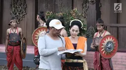 Aktris Meriam Bellina membaca naskah sebelum memainkan perannya saat syuting Saur Sepuh di kawasan Cibinong, Jawa Barat, Rabu (2/8). (Liputan6.com/Herman Zakharia)