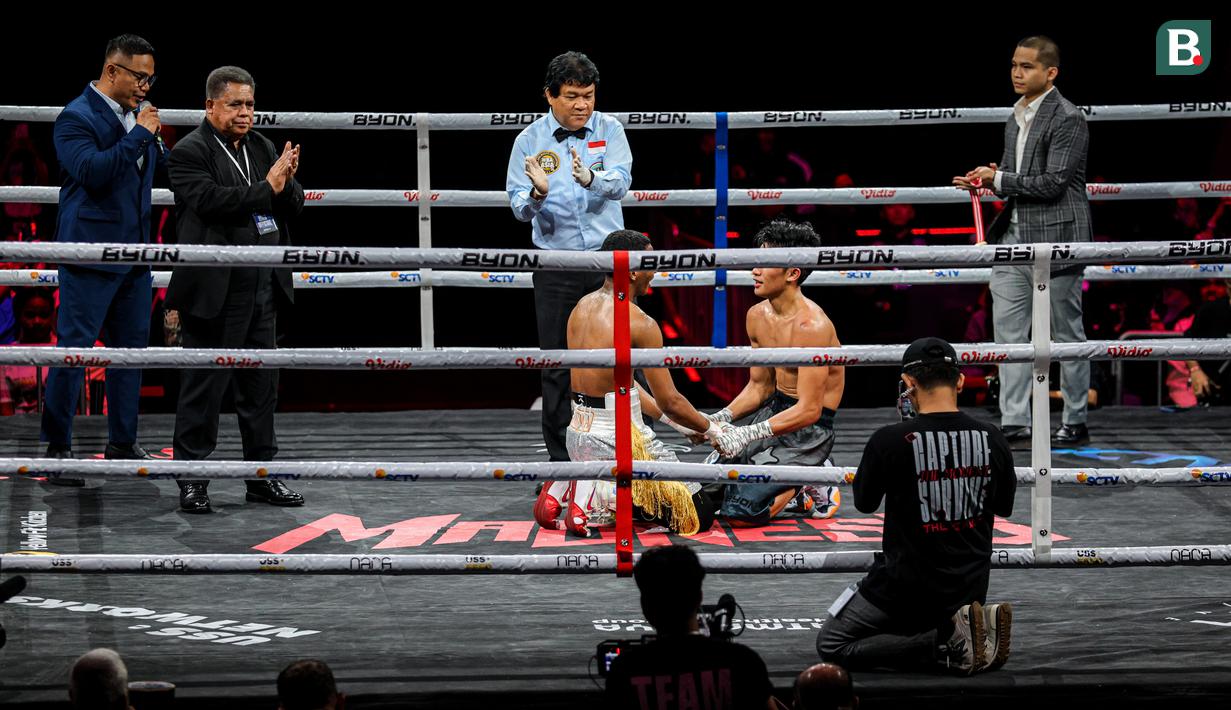 Ida Bagus Dwija Maha Gangga (Ibas) (tengah kanan) memenangkan petarungan melawan Atevus Chima Okefielem (Chima) (tengah kiri) dalam pertarungan debut tinju profesional Byon Madness di Studio 6 Emtek City, Daan Mogot, Jakarta, pada Sabtu (26/04/2025). (Bola.com/Bagaskara Lazuardi)