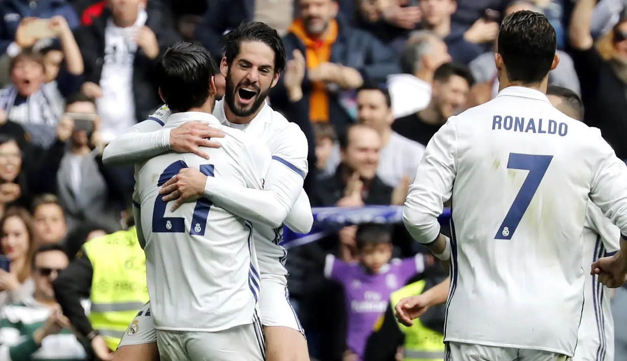 Alvaro Morata merayakan gol bersama rekan-rekannya, Morata membuka keran gol bagi Madrid saat menjamu Espanyol pada lanjutan La Liga di Santiago Bernabeu stadium. Madrid, (18/2/2017). Real Madrid menang 2-0. (EPA/Sergio Barrenechea)