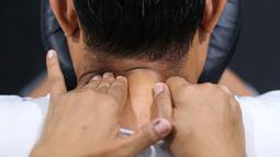 Seorang terapis sedang memijat jurnalis saat Piala Dunia FIBA 2023 di Indonesia Arena, Senayan, Jakarta, Jumat (01/09/2023). (Bola.com/Bagaskara Lazuardi)