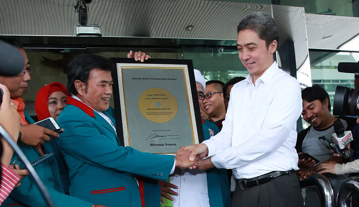 Rhoma Irama saat menyerahkan plakat sebagai bentuk dukungannya.  (Deki Prayoga/Bintang.com)