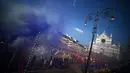 Suasana lapangan usai pertandingan Calcio Storico Fiorentino di Piazza Santa Croce di Florence, Italia (24/6). Permainan sepak bola kuno ini membolehkan atletnya saling sikut, tinju, tanduk, dan saling hantam. (AFP Photo/Filippo Monteforte)