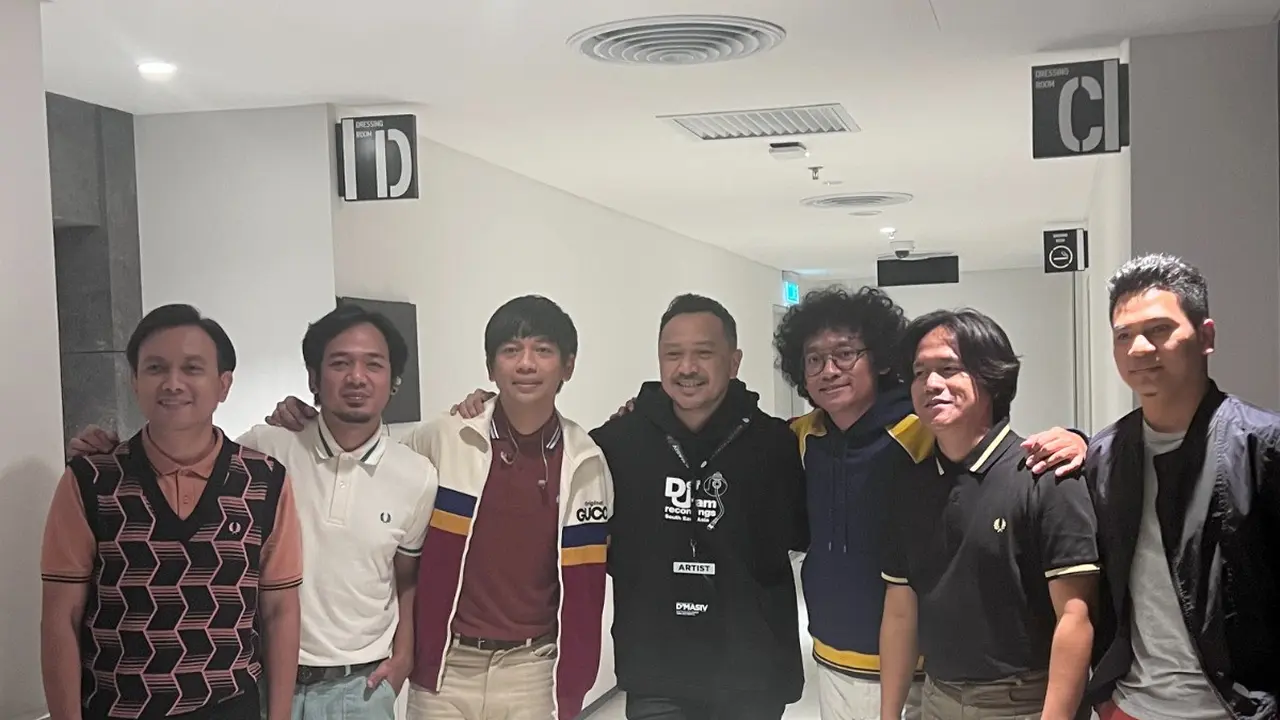Giring Tetap Hibur Penggemar di Konser D'MASIV 20AD TO THE WORLD Malaysia Lewat Bangku Penonton