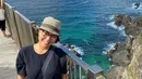 Lusy Rahmawaty eks Ab Three hijrah ke Australi, ia pun jadi perawat lansia. saat ia berjalan-jalan di tempat-tempat indah di Australia seperti ke pantai ia tampak santai mengenakan dress hitam dan topinya. @ Lusy_Rahmawaty