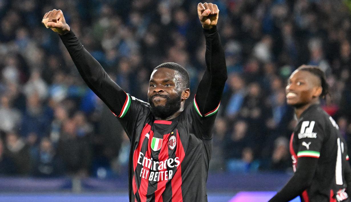 Selebrasi bek AC Milan, Fikayo Tomori setelah berakhirnya laga leg kedua perempatfinal Liga Champions 2022/2023 menghadapi Napoli di Diego-Maradona Stadium, Naples (18/4/2023). Dipromosikan Chelsea dari tim akademi pada 2017/2018, Fikayo Tomori langsung dipinjamkan selama dua musim ke Hull City dan Derby County. Sempat bermain reguler usai masa peminjaman pada 2019/2020, ia dipinjamkan ke AC Milan pada 2020/2021 hingga akhirnya dipermanenkan pada 2021/2022 dan menjadi andalan hingga kini dengan mengoleksi satu gelar Liga Italia pada 2021/2022. (AFP/Alberto Pizzoli)