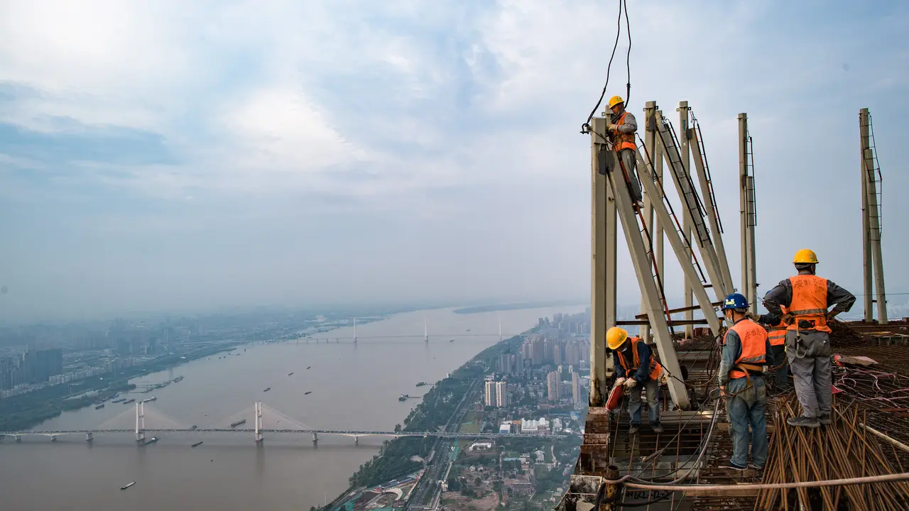 FOTO: Aktitvitas Pekerja Bangunan Bertingkat Tertinggi di Wuhan