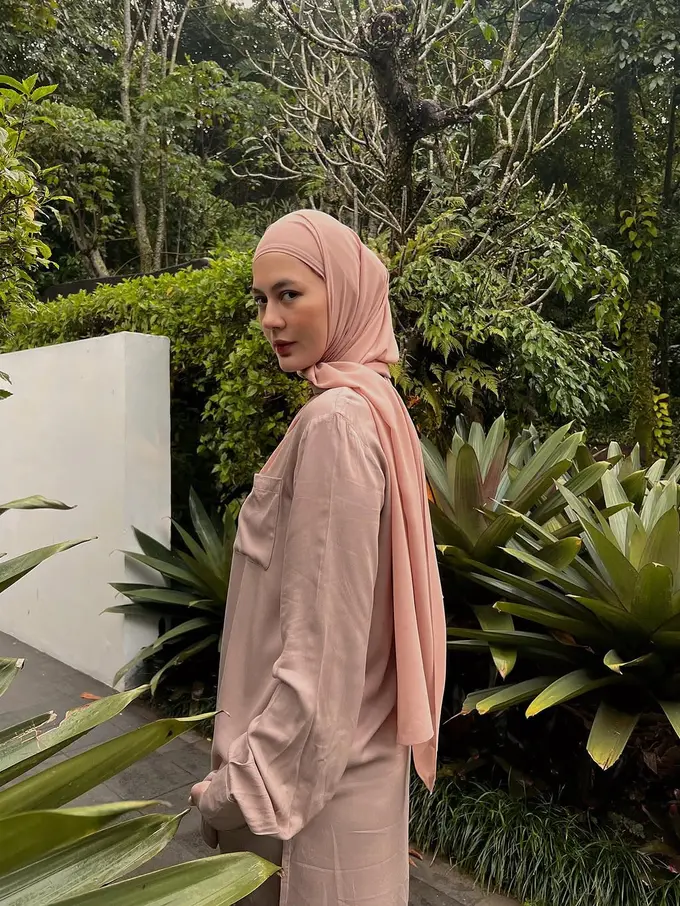 Pesona Kalem Paula Verhoeven dengan Busana Berhijab Soft Pink, Tampil Stylish Hanya dengan Satu Warna