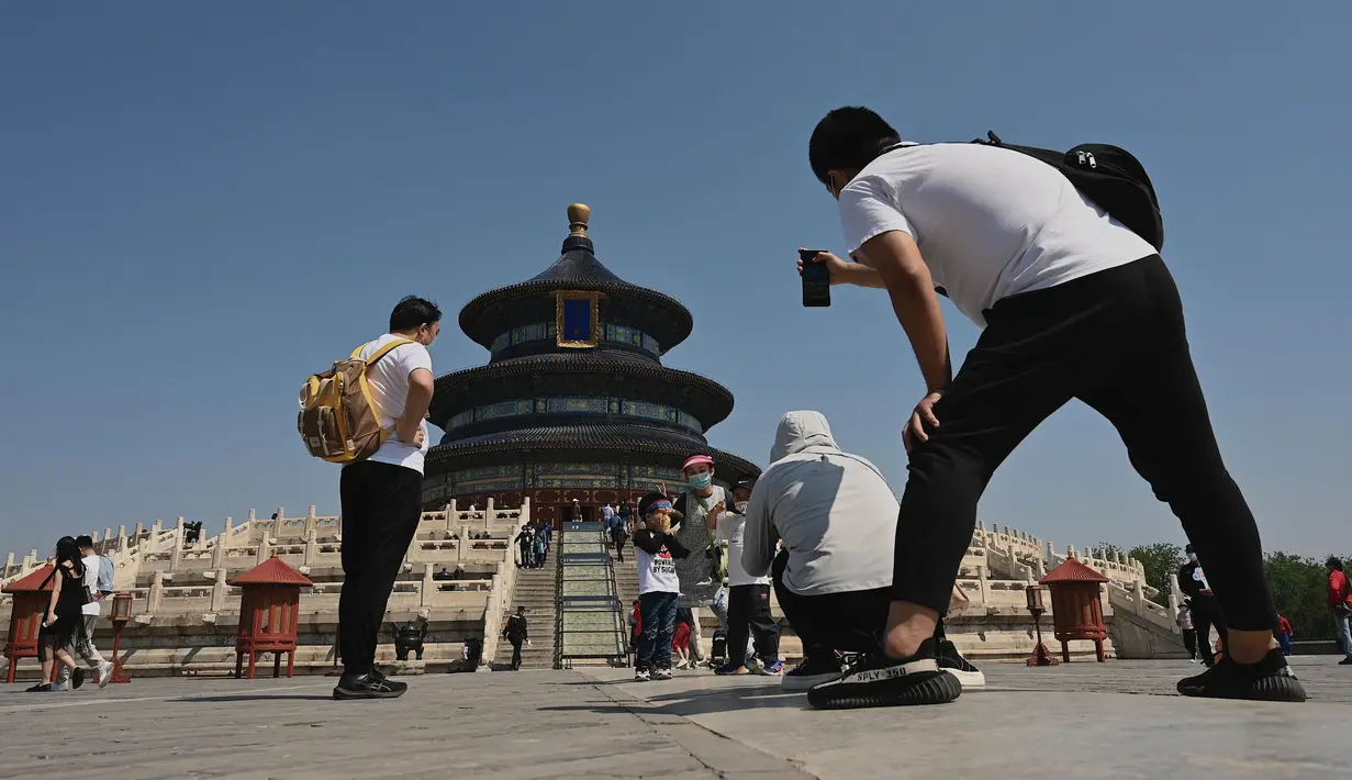 <p>Orang-orang berjalan dalam Kuil Surga saat liburan Hari Buruh di Beijing, China, 2 Mei 2022. Hari Buruh pada umumnya dirayakan pada tanggal 1 Mei, dan dikenal dengan sebutan May Day. (Noel Celis/AFP)</p>