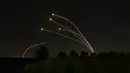 Sistem pertahanan udara Israel, Iron Dome menghadang roket yang ditembakkan dari Gaza dekat Sderot, Israel, Sabtu (4/5/2019). Kelompok militan di Gaza menyatakan siap melakukan aksi balasan jika tentara Israel membuka serangan lebih dulu. (AP Photo/Ariel Schalit)