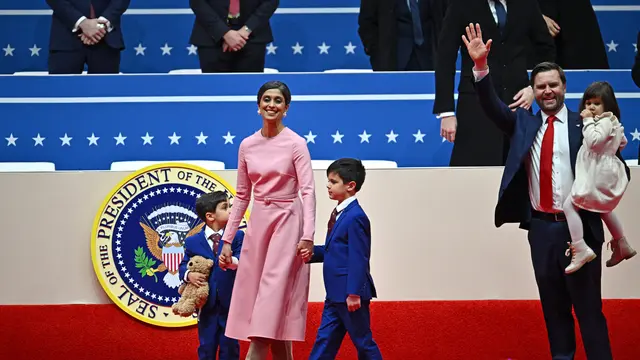 Wakil Presiden JD Vance dan istrinya Usha Vance menghadiri Pesta Komandan Tertinggi pada 20 Januari 2025 di Washington, DC.  (Dok: Andrew Harnik/AFP)