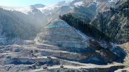 Foto dari udara ini menunjukkan lokasi pembangunan Stasiun Pembangkit Listrik Tenaga Pompa Fukang di Kota Fukang, Daerah Otonom Uighur Xinjiang, China, 15 Oktober 2020. Stasiun itu merupakan stasiun pembangkit listrik tenaga pompa pertama yang sedang dibangun di Xinjiang. (Xinhua/Ding Lei)
