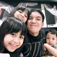 Potret Desta Mahendra bersama ketiga buah hatinya (Instagram/desta80s).