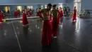 Penari Balet Nasional Kuba berlatih di sekolah Balet di Havana, Kuba, Selasa (5/4/2022). Balet Nasional Kuba memulai latihan untuk kembali ke panggung setelah lebih dari setahun setelah pandemi COVID-19 ditutup. (AP Photo/Ramon Espinosa)