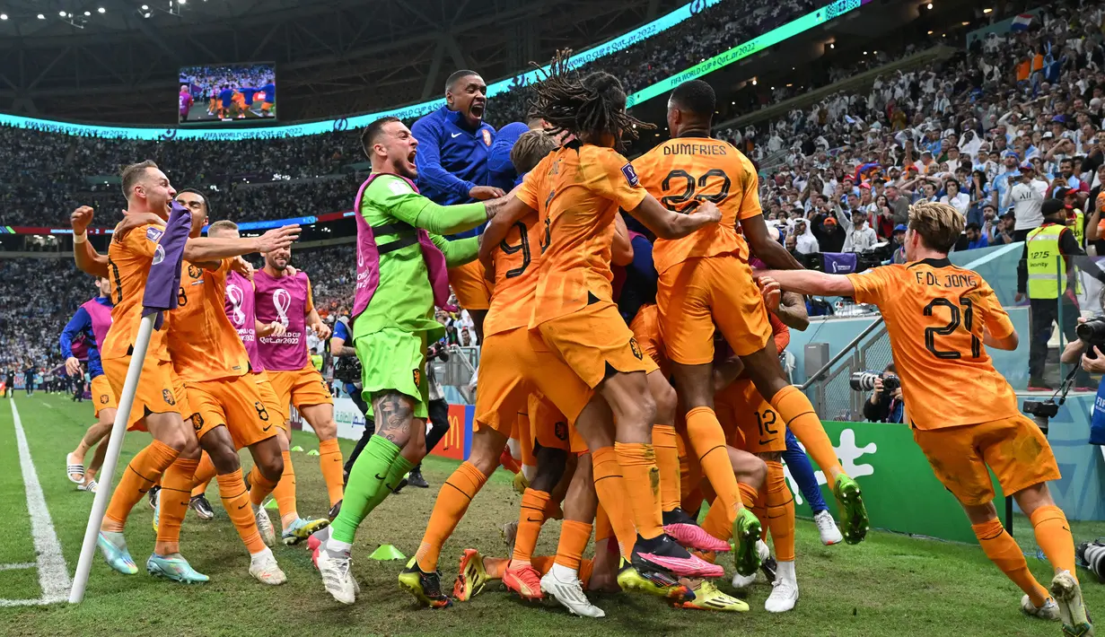 Saat kemenangan telah di depan mata bagi Argentina, Belanda mampu menyamakan skor 2-2 lagi-lagi melalui Wout Weghorst. Gol striker milik Burnley yang tengah dipinjamkan ke Besiktas pada masa injury time babak kedua ini akhirnya mampu membuat laga berlanjut dengan perpanjangan waktu. (AFP/Alberto Pizzoli)