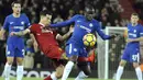 Gelandang Liverpool, Philippe Coutinho, berebut bola dengan gelandang Chelsea, Ngolo Kante, pada laga Premier League di Stadion Anfield, Sabtu(25/11/2017). Kedua tim bermain imbang 1-1. (AP/Rui Vieira)