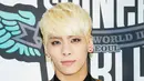 Para penggemarnya tak percaya jika idolanya pergi untuk selama-lamanya. Akun Instagram Jonghyun pun dibanjiri ucapan duka. (foto: usmagazine.com)