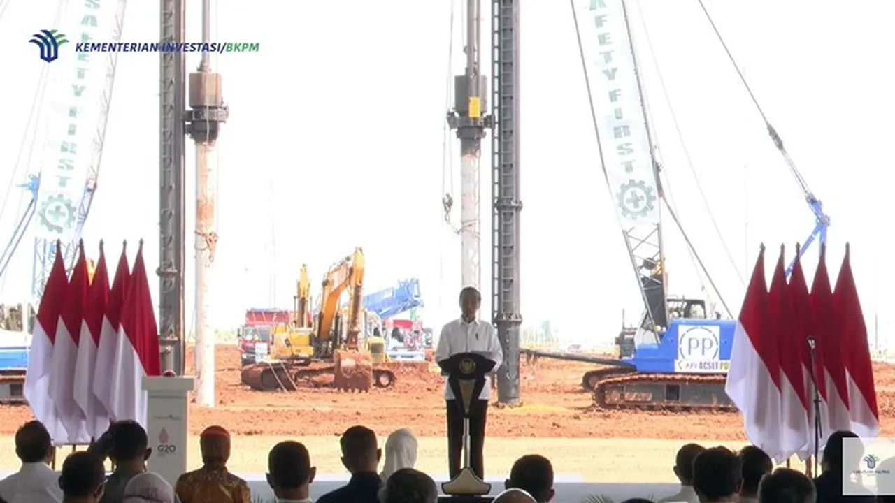 Presiden Jokowi dalam Seremoni Implementasi Tahap Kedua Industri Baterai Listrik Terintegrasi di KIT Batang, Rabu (8/6/2022).
