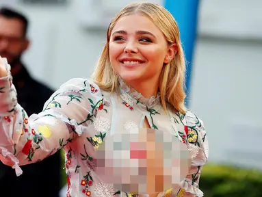 Senyum manis aktris Chloe Grace Moretz saat menghadiri pembukaan Festival Film Deauville American di Prancis, (2/9). Chloe tampil cantik dengan gaun menerawang bermotif bunga bunga. (AFP PHOTO/CHARLY TRIBALLEAU)