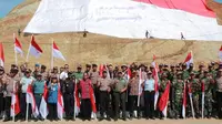 Bendera merah putih ukuran raksasa dikibarkan masyarakat, Polri dan TNI di wilayah perbatasan RI-RDTL, Rabu (16/8/2018).