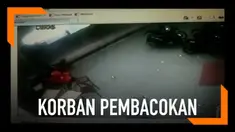 Seorang mahasiswa di Bandung, Jawa Barat jadi korban pembacokan salah sasaran. Momen kejadian yang terjadi di sebuah minimarket tersebut terekam kamera CCTV.