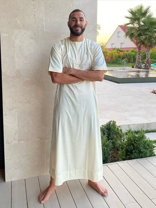 6 Potret Karim Benzema Pakai Busana Muslim, Tetap Puasa saat Sepak Bola