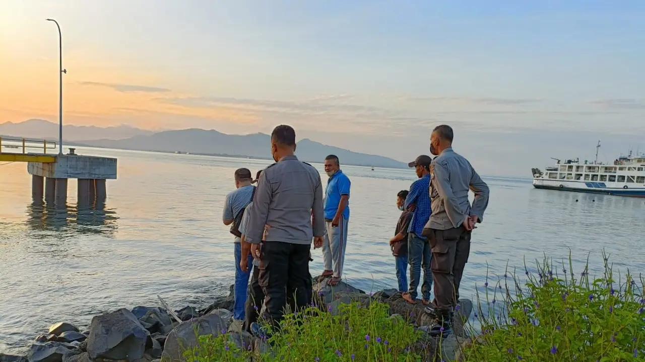 Petugas kepolisian KP3 Tanjungwangi Banyuwangi datangi TKP tenggelamnya pemuda asal Batang Jateng di Pelabuhan LCM Ketapang. (Istimewa).