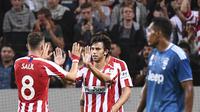Gelandang Atletico Madrid, Joao Felix, merayakan gol yang dicetaknya ke gawang Juventus pada laga ICC di Stadion Solna, Stockholm, Sabtu (10/8). Atletico menang 2-1 atas Juventus. (AFP/Jonathan Nackstrand)