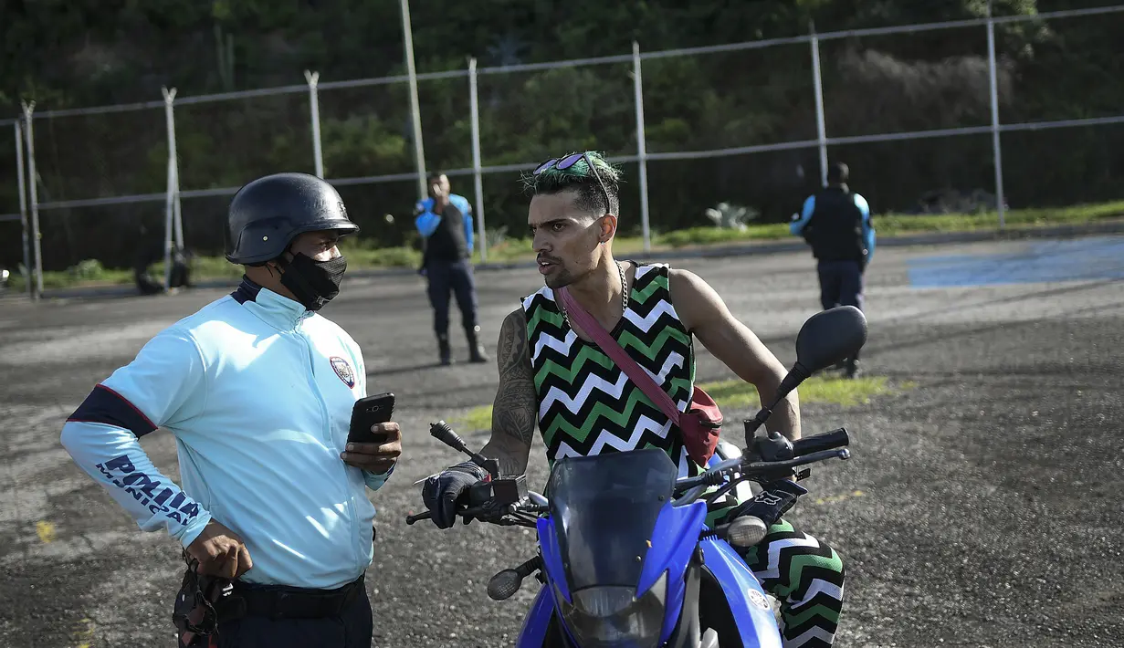 Saat beraksi Pedro kerap bentrok dengan kepolisian yang sudah berulang kali menghentikannya karena tak memiliki izin dan pembatasan kegiatan masyarakat terkait pandemi. (Foto: AP/Matias Delacroix)