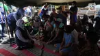 Gubernur Jawa Timur, Khofifah Indar Parawansa berbincang dengan warga terdampak gempa di posko pengungsian Dusun Krajan, Majangtengah, Dampit, Kabupaten Malang, Minggu (11/4/2021). Khofifah juga meninjau kondisi rumah-rumah yang rusak berat di kawasan tersebut. (merdeka.com/Nanda F. Ibrahim)