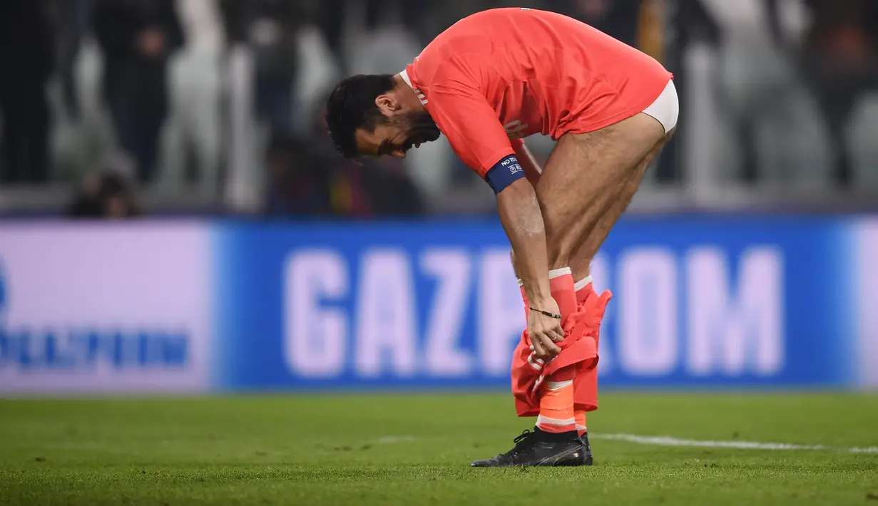 Gianluigi Buffon melepaskan celananya di lapangan hijau Stadion Turin usai kalah menghadapi Barcelona di laga 16 besar Liga Champions 2017 lalu. ( AFP/Marco Bertorello )