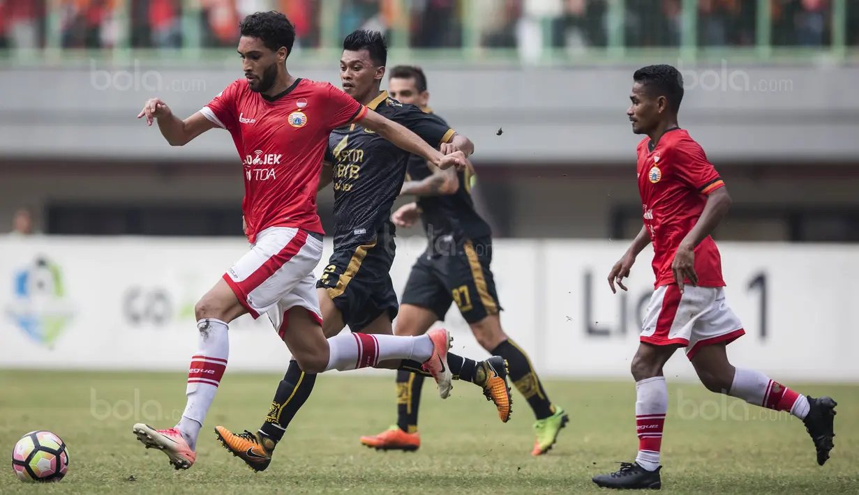 Bek Persija, William Pacheco, menggiring bola saat melawan Borneo FC pada laga Liga 1 di Stadion Patriot Bekasi, Jawa Barat, Minggu (16/7/2017). Persija menang 1-0 atas Borneo FC. (Bola.com/Vitalis Yogi Trisna)