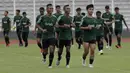 Pemain Timnas Indonesia U-22, Dallen Doke, bersama rekan-rekannya berlari saat latihan di Stadion Madya, Jakarta, Jumat (18/1). Latihan ini merupakan persiapan jelang Piala AFF U-22. (Bola.com/Yoppy Renato)