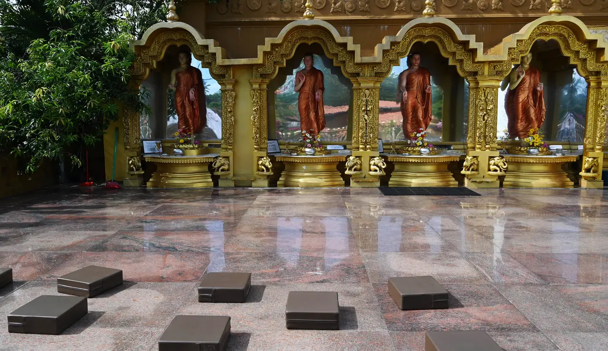 Pemandangan kuil Buddha Mahamevna yang sepi selama hari Waisak di bawah penerapan jam malam di Kaduwela, dekat ibu kota Sri Lanka, Kamis (7/5/2020). Waisak biasanua dirayakan dengan perayaan meriah, tapi kali ini jauh berbeda karena pandemi virus corona di seluruh dunia. (Ishara S. KODIKARA/AFP)