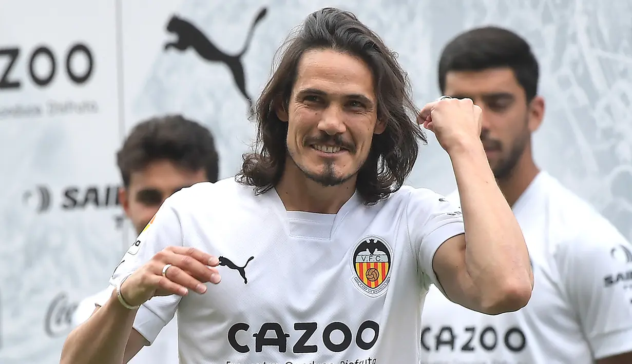 Edinson Cavani. Setelah dua musim membela Manchester United, striker Uruguay berusia 35 tahun ini akhirnya meninggalkan Old Trafford dan berlabuh ke Valencia di awal musim 2022/2023. Tak menjadi pilihan utama bersama dua pelatih sebelumnya, Ole Gunnar Solskjaer dan Ralf Rangnick ditambah dengan kehadiran kembali Cristiano Ronaldo menjadikannya jarang dimainkan dan berimbas dengan raihan golnya yang mentok di angka 19 dari total 59 laga. Dengan bergabung bersama Valencia, ia berharap peluangnya menjadi pilihan utama tetap terjaga. (AFP/Jose Jordan)