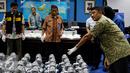 Barang bukti mesin sepeda motor berisi sabu di perlihatkan BNN  di Jakarta, Jumat (28/8/2015). BNN berhasil membongkar penyelundupan sabu seberat 103,8 kilogram yang dimasukkan ke dalam mesin sepeda motor dan alat pijat. (Liputan6.com/Yoppy Renato)