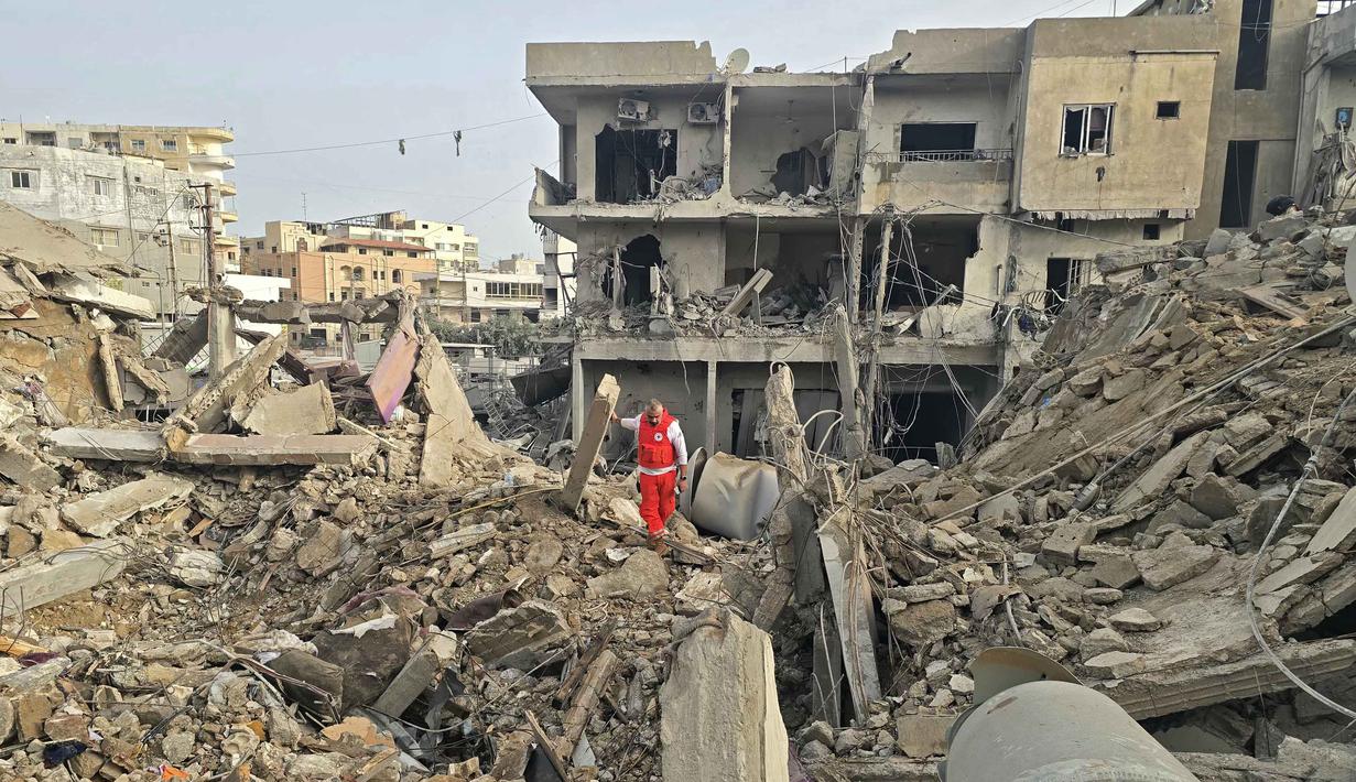 Seorang petugas penyelamat memeriksa puing-puing bangunan yang hancur di lokasi serangan Israel di wilayah Maarakeh, Lebanon selatan, dekat kota pesisir Tyre, pada Sabtu 4 April 2026. Militer Israel mengonfirmasi pada Jumat 3 April 2026 bahwa mereka telah menyerang lebih dari 3.500 target di seluruh Lebanon. (Kawnat HAJU/AFP)