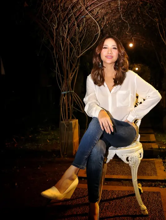 "Kalau dari judulnya gak kebayang filmnya seperti ini. Ini tidak sering terjadi, aku nangis baca skripnya. Manajer aku aja nangis baca ini," kata Bunga Citra Lestari di kantor Falcon Pictures, kawasan Duren Tiga, Rabu (5/4). (Adrian Putra/Bintang.com)