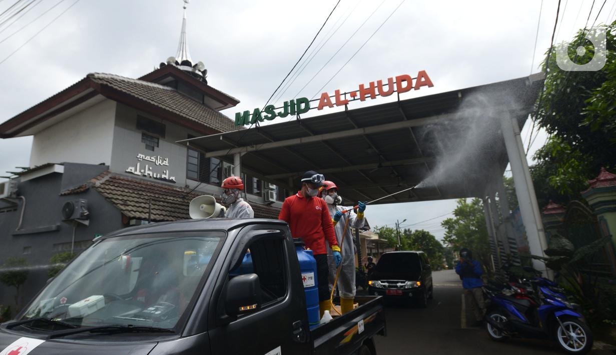 Petugas PMI menyemprotkan cairan disinfektan di Perumahan Ori Pondok Bambu, Jakarta, Kamis (10/2/2022). Penyemprotan ini dilakukan pada lingkungan perumahan sebagai upaya untuk menekan angka penyebaran Virus Covid-19 varian Omicron yang terus meningkat. (merdeka.com/Imam Buhori)