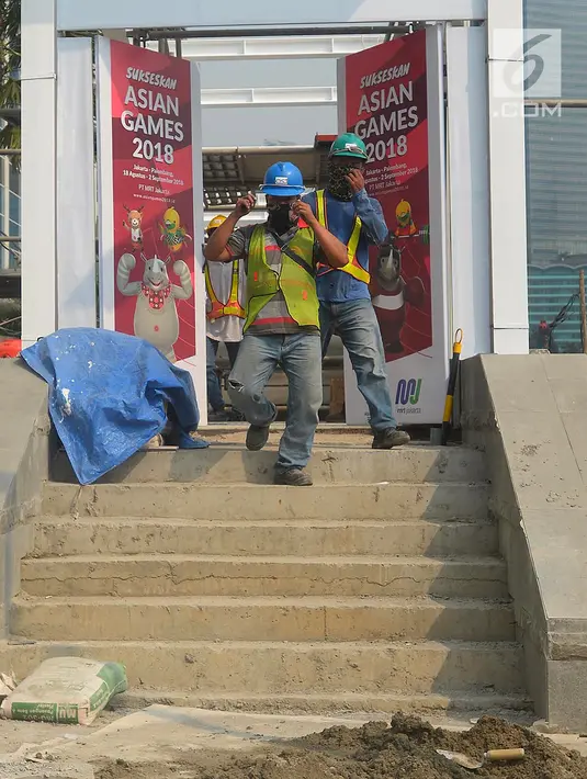 Pekerja menyelesaikan proyek pembangunan trotoar di Jalan MH Thamrin,Jakarta,Kamis (19/7). Penataan di trotoar di Jalan Sudirman - MH Thamrin ditargetkan selesai akhir Juli 2018. (Merdeka.com/Imam Buhori)