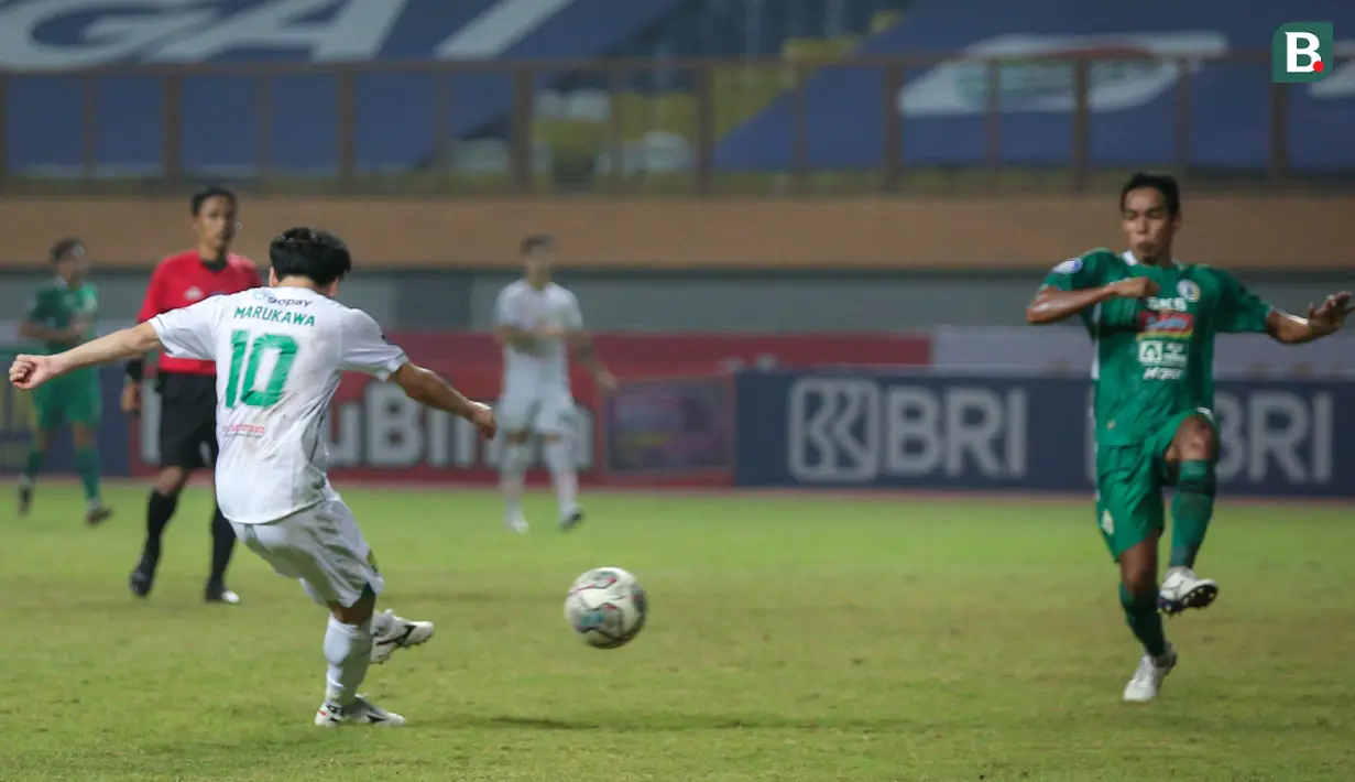 Benar saja, Plot Twist yang dilakukan Aji Santoso pun berhasil. Persebaya justru menambah pundi-pundi gol lewat Taisei Marukawa pada menit ke-90. (Bola.com/Bagaskara Lazuardi)