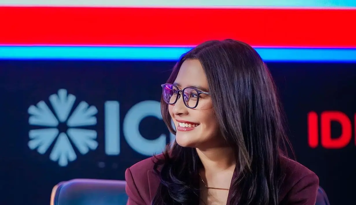 Potret memesona Prilly Latuconsina dalam balutan blazer berwarna merah maroon menjadi pembicara. Kali ini, Prilly juga membiarkan rambut panjangnya tergerai dan memakai kacamata yang semakin memancarkan aura elegannya. [Foto: Instagram/prillylatuconsina96]