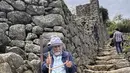 Turis mengunjungi reruntuhan Inca kuno Machu Picchu di lembah Urubamba, tujuh puluh dua kilometer dari kota Cusco di Andes, Rabu (15/2/2023), untuk pertama kalinya setelah ditutup untuk umum karena alasan keamanan pada 21 Januari, setelah pengunjuk rasa memblokir rel kereta api selama protes terhadap pemerintahan Presiden Dina Boluarte yang telah mengguncang negara Andes sejak 7 Desember 2022. (Carolina Paucar / AFP)