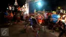 Gubernur DIY Sri Sultan Hamengkubuwono X melepas para peserta Mandiri Jogja Marathon 2017 di kompleks Candi Prambanan, Sleman, Minggu (23/4). Dalam event yang diikuti sekitar 5.800 peserta ini, sejumlah nomor marathon digelar. (Liputan6.com/Johan Tallo)
