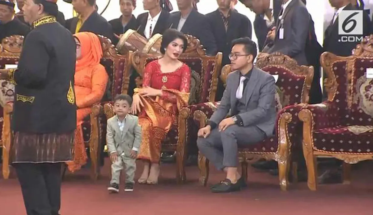 Cucu Presiden Jokowi, Jan Ethes Srinarendra berjalan saat menghadiri prosesi adat pernikahan Kahiyang Ayu dan Bobby Nasution di Bukit Hijau Regency Taman Setia Budi (BHR Tasbi), Medan, Sabtu (25/11). (Liputan6.com/Vidio)
