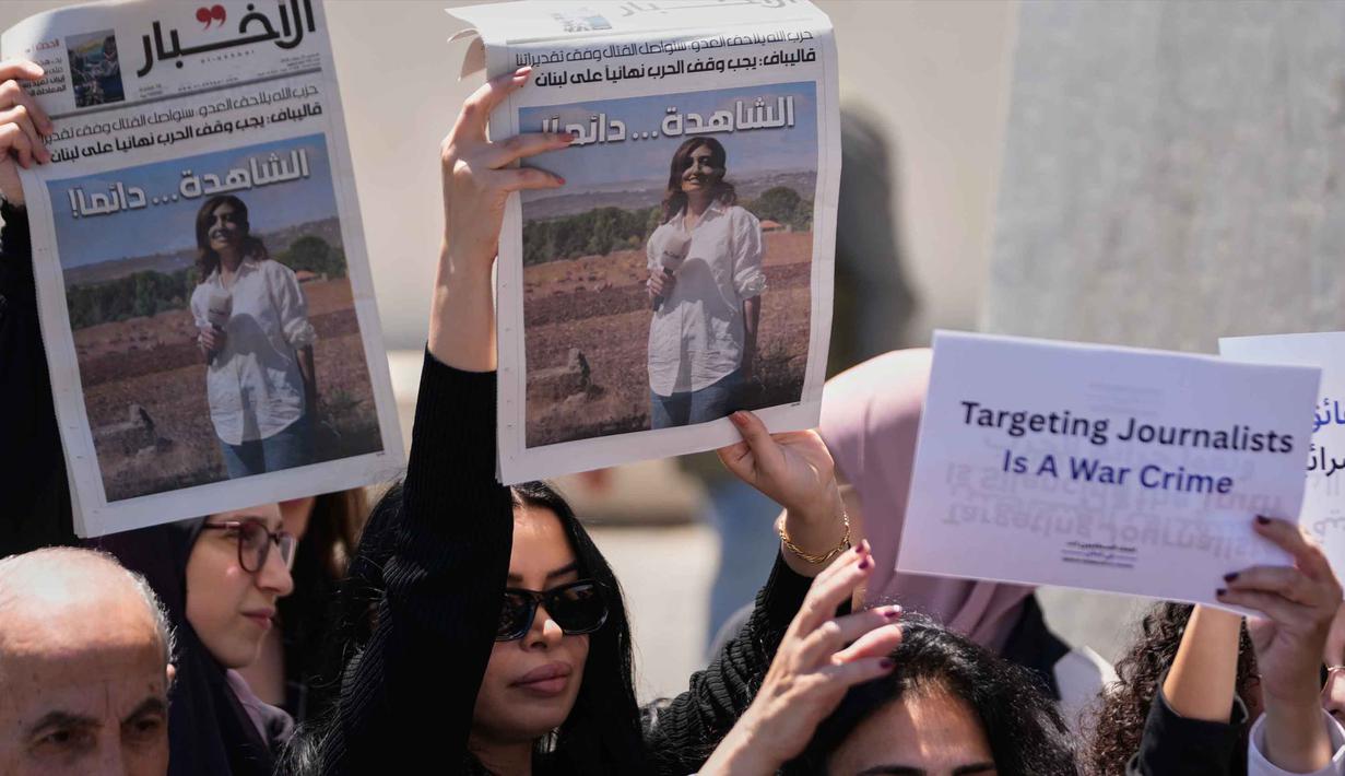 Sebagai informasi, awal April 2026, dua jurnalis lain juga terbunuh dalam serangan Israel terpisah di Lebanon. Kedua jurnalis yang terbunuh itu adalah Ghada Dayekh, seorang presenter stasiun radio swasta Sawt al-Farah, dan Suzan Khalil, reporter dan presenter Al-Manar TV. Tampak dalam foto, para jurnalis mengangkat koran yang menampilkan potret jurnalis Lebanon Amal Khalil yang tewas dalam serangan udara Israel pada Rabu 22 April 2026, selama aksi duduk menentang penyerangan terhadap jurnalis di Beirut, Lebanon, Kamis 23 April 2026. (AP Photo/Hussein Malla)