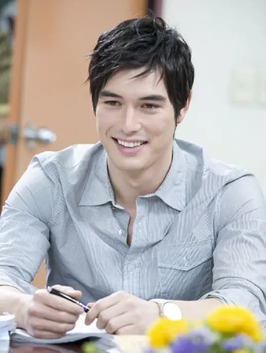 Ricky Kim merupakan salah satu selebriti Korea yang tetap menawan walaupun usianya sudah tak muda lagi. Anda bisa menikmati akting dari aktor berumur 37 tahun ini di drama I Need Romance. (Foto: soompi.com)